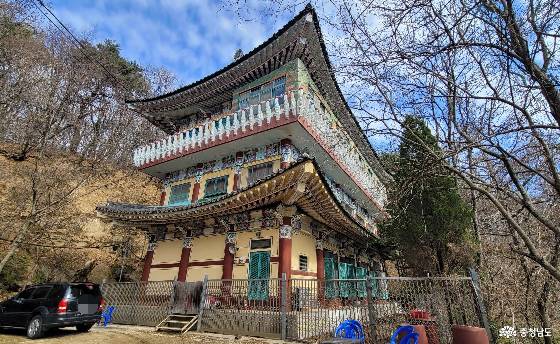 전통사찰 청양 봉정사 법당 전경.