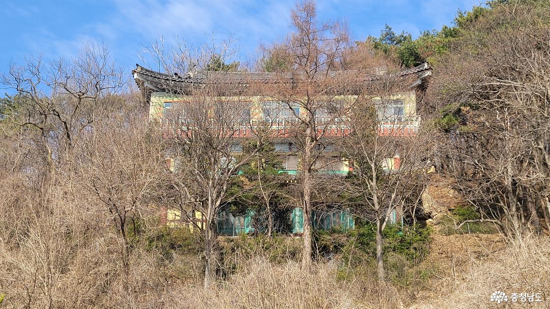 천양 비봉면 문박산 등산로에서 바라본 봉정사 전경.