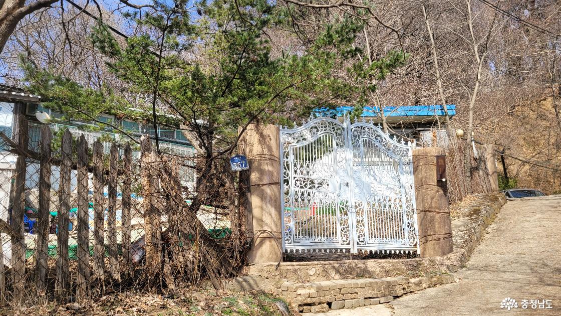 봉정사의 요사. 생활의 흔적이 있지만 문이 잠겨 있다.