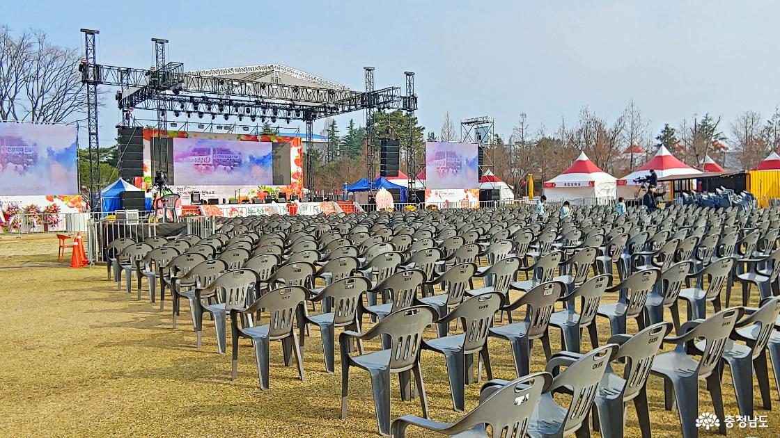 시작을 기다리는 딸기축제장 주무대 