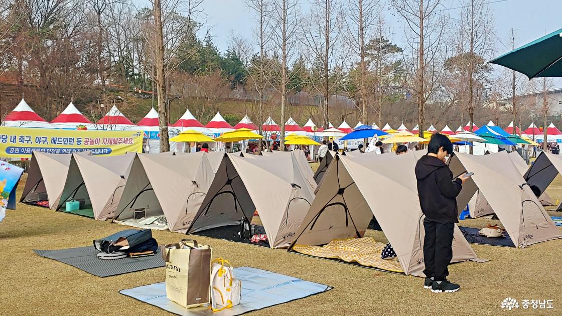 방문객들 텐트 쉼터 