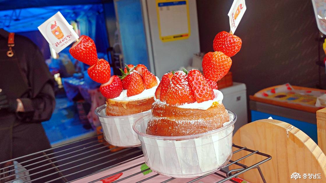 딸기와 빵과의 만남 