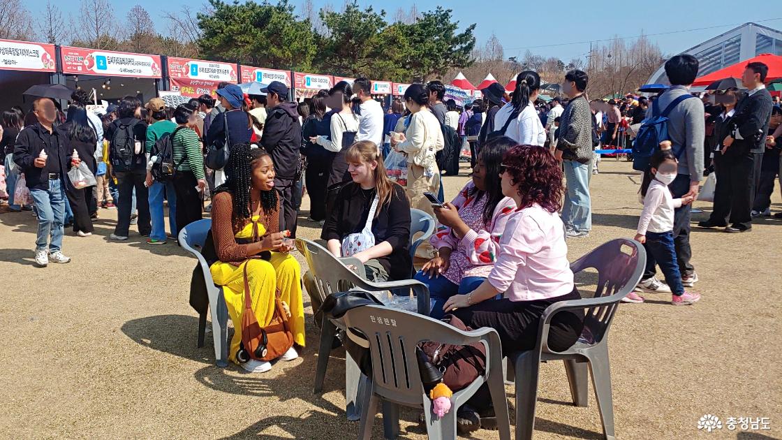 한식 - K 먹거리 공간에 찾아 온 외국인 관광객 