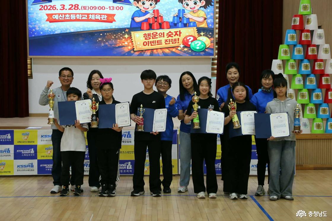 전체 선수들 중에서 남녀 1위~3위. 왼쪽부터 고연우, 유주형, 임승후, 신민서, 이루다, 노 랑 학생