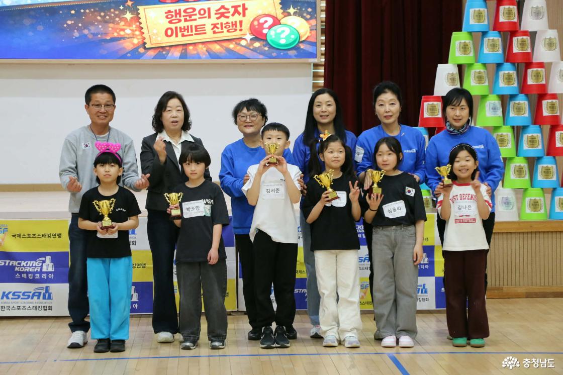 7-8세 연령에서 남녀 1위~3위. 왼쪽부터 조건형, 박소망, 김서준, 이루리, 심율리, 김나은 학생
