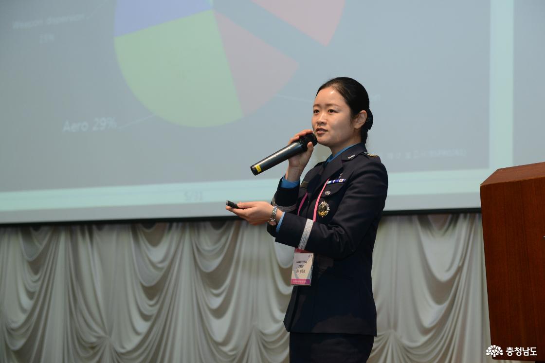 공군 상사로 복무하던 시절, 발표를 진행 중인 유은경 교수. 그녀는 20년 복무 뒤 학문의 길로 방향을 틀었다.