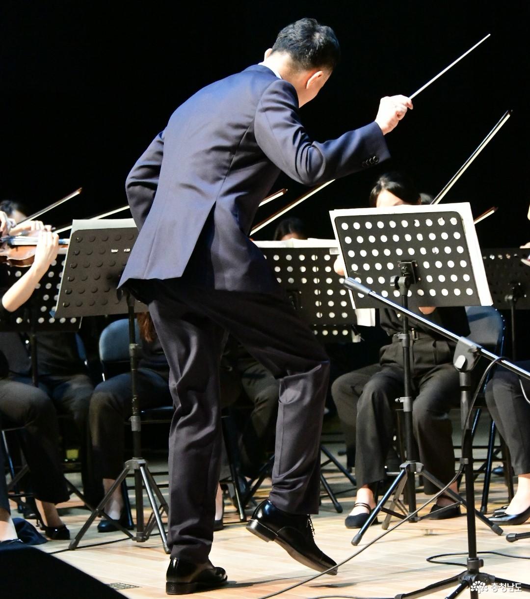 서산시대오케스트라에서 지휘를 맡고 있는 장하영 박사