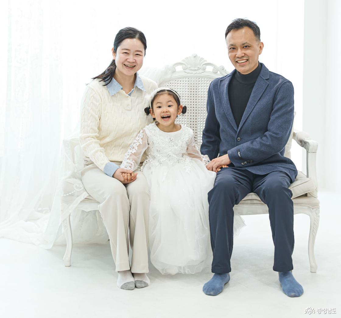 장하영 박사와 유은경 교수, 딸 하은 양의 가족사진