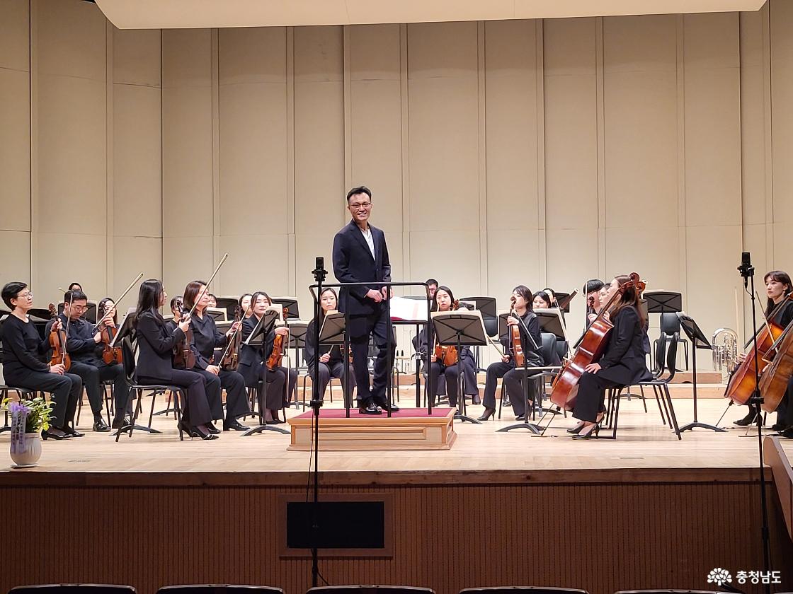 오케스트라 공연 무대에 선 장하영 박사. 그는 지휘자로서 음악 활동을 이어가며 약사와 연구자의 삶도 함께 살아가고 있다.