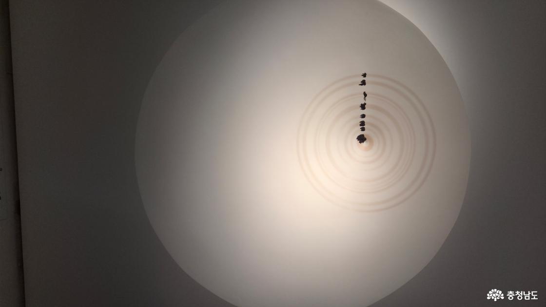 작가와 AI가 함께 만든 작품 전시 