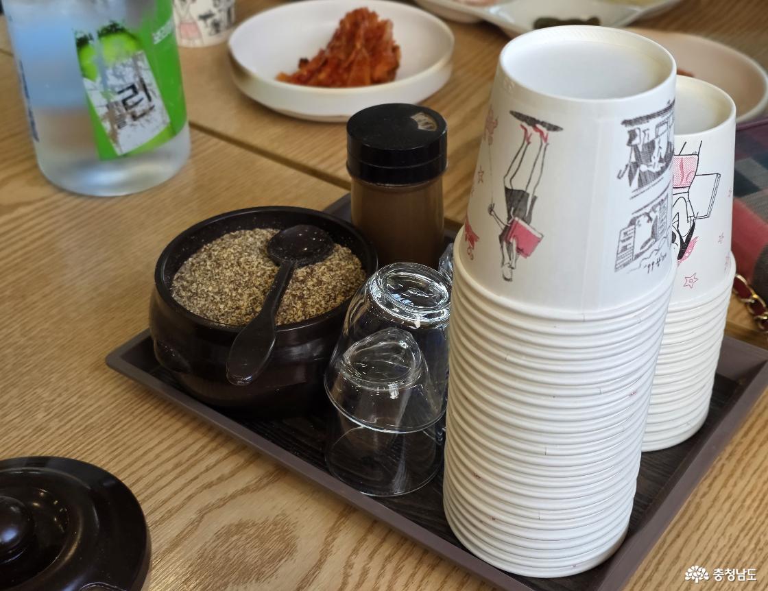 테이블마다 깔끔하게 준비된 종이컵과 양념장