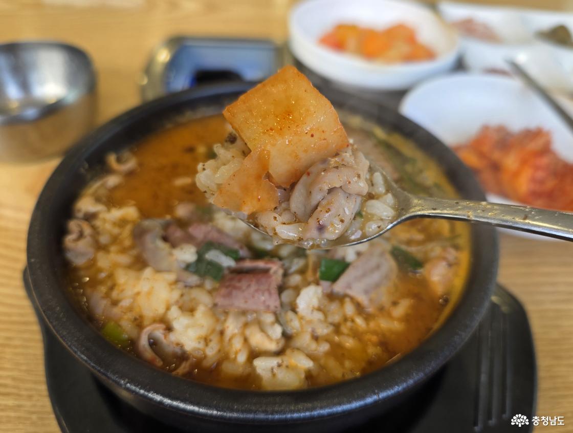 깍두기까지 든든한 국밥에 맛을 더했다