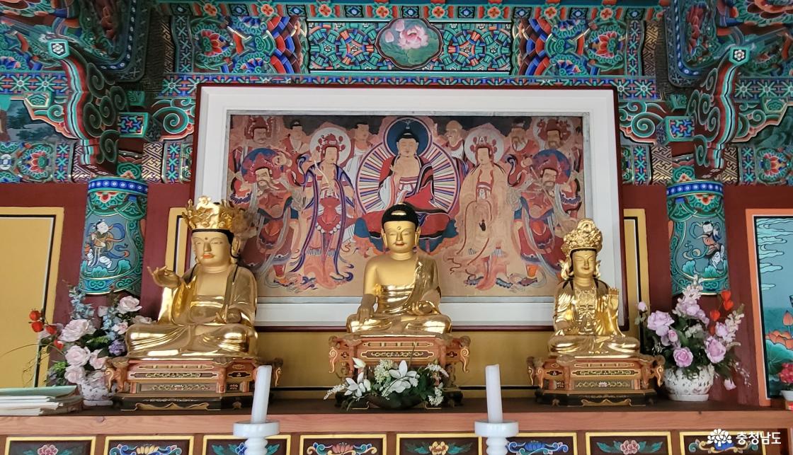 전통사찰 충남 서천군 영수암 대웅전 불단 전경.