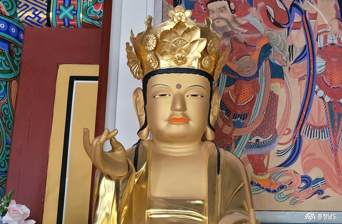 전통사찰 충남 서천군 영수암 대웅전 서천영수암목조보살좌상 상반신.