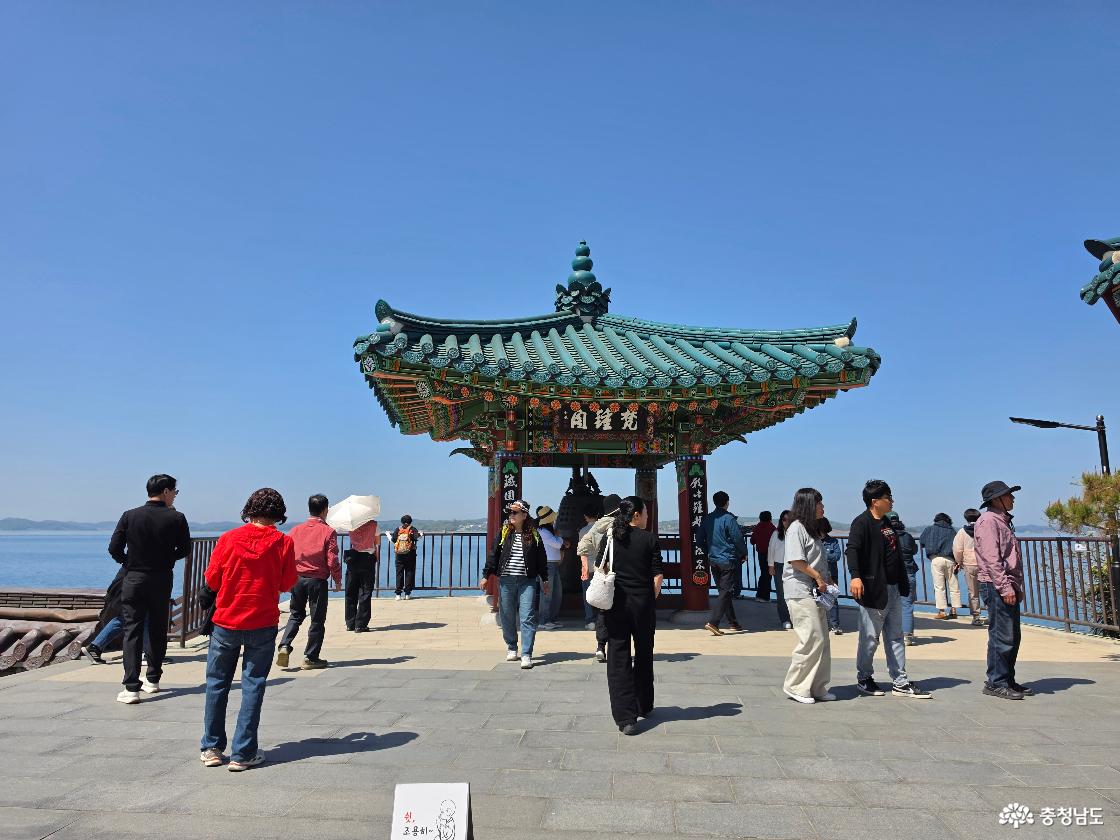간월암 구경하는 사람들