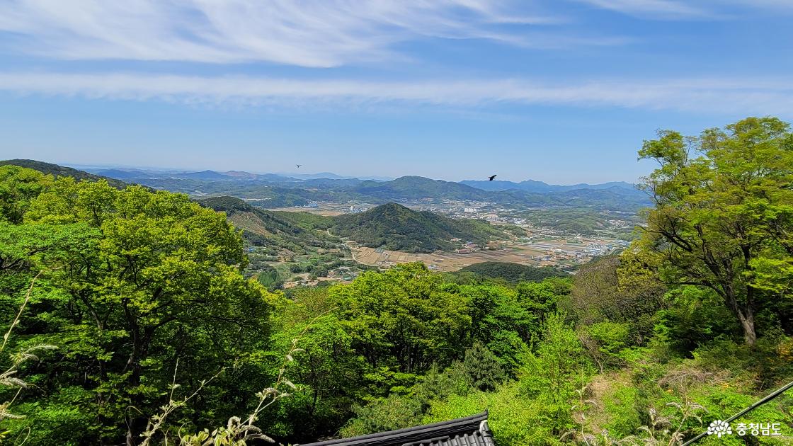 서해의 등대산 오서산 정암사에서 바라본 풍광. 멀리 서해가 보인다.