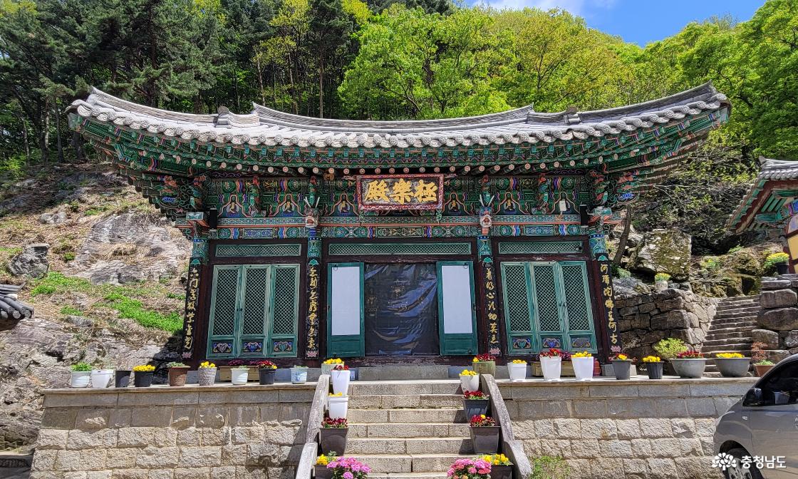 천년고찰 홍성 정암사 극락전.
