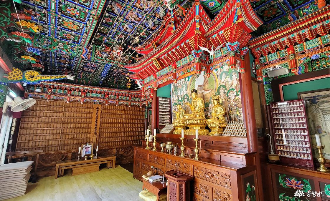 천년고찰 홍성 정암사 극락전 내부 전경.