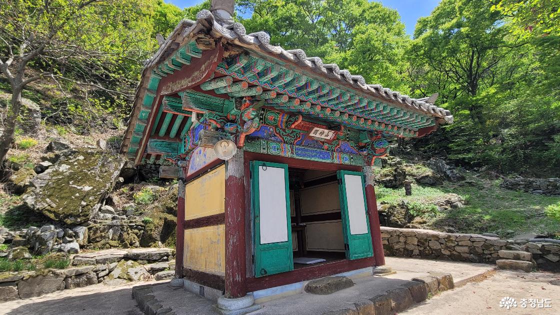 천년고찰 홍성 정암사 산신각.