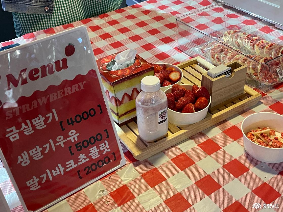 2026 백마강 달밤 야시장에서 부여에서 난 딸기로 음료,초콜릿등을 만들어 팔고 있다.