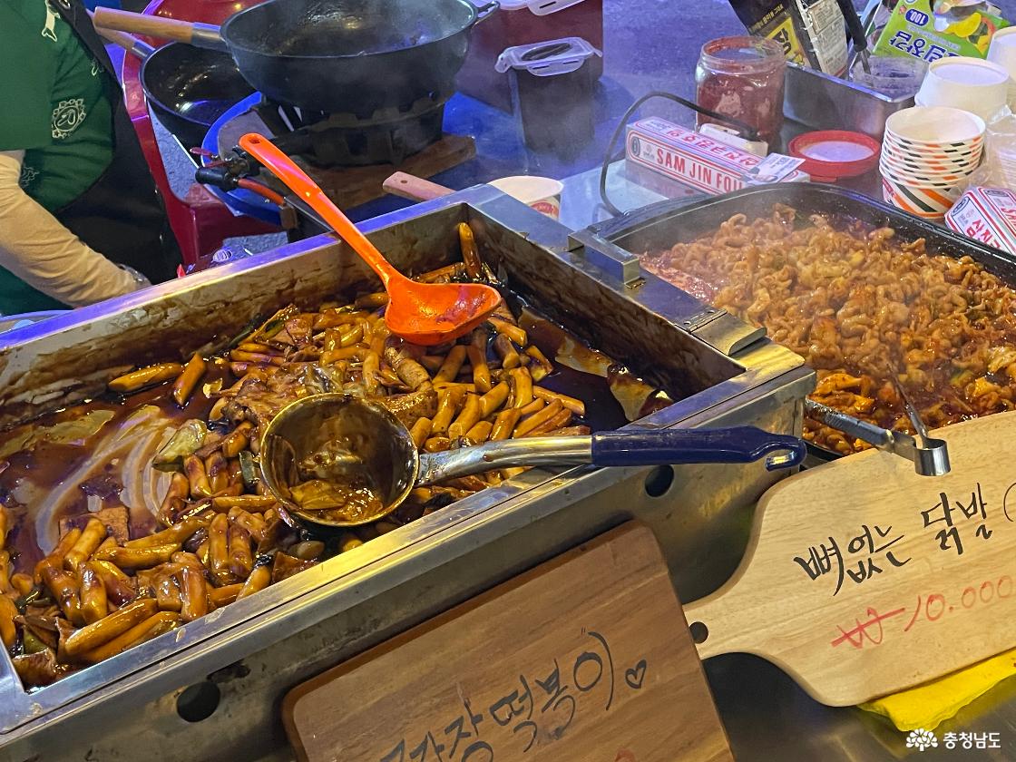 2026 백마강 달밤 야시장 메뉴(짜장떡볶이,닭발)을 판매하고있다.