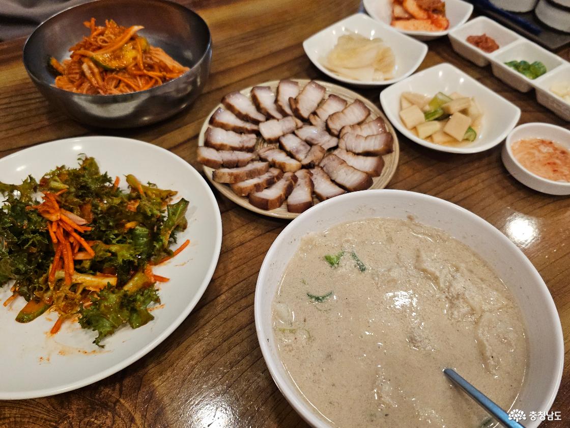 한 상 가득 차려진 식탁