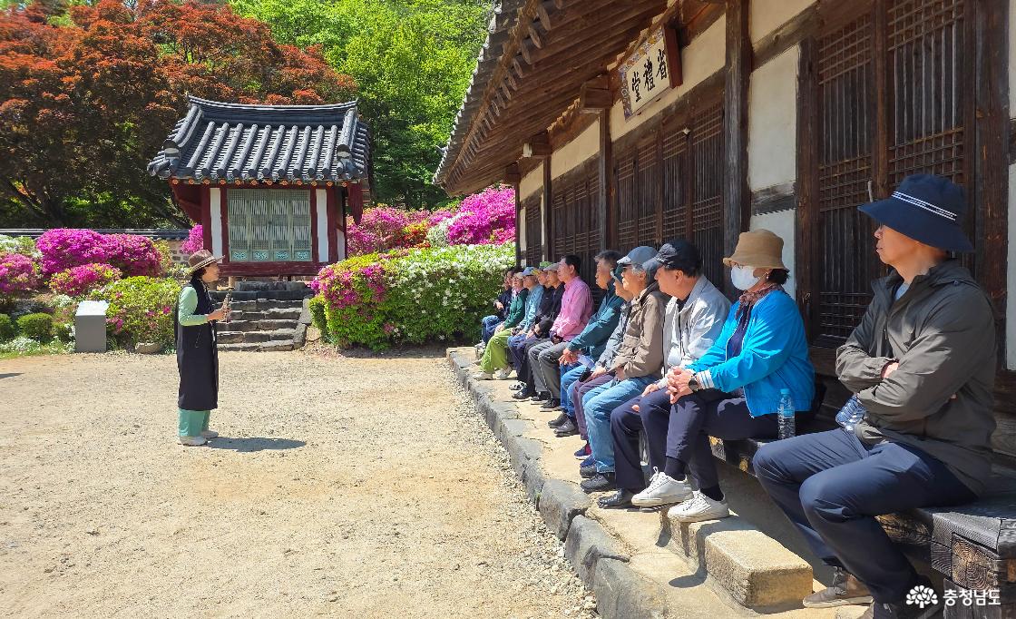 해설사의 설명을 듣는 회원들