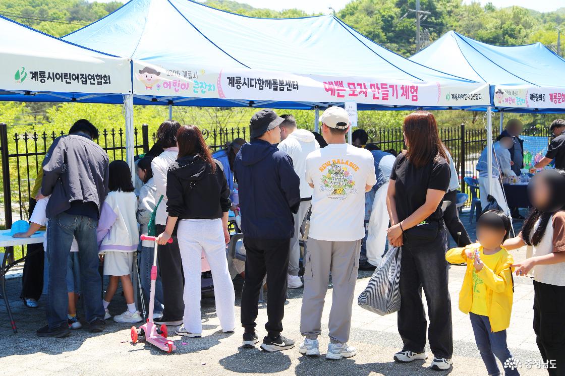 행사장의 여러 종류의 부스