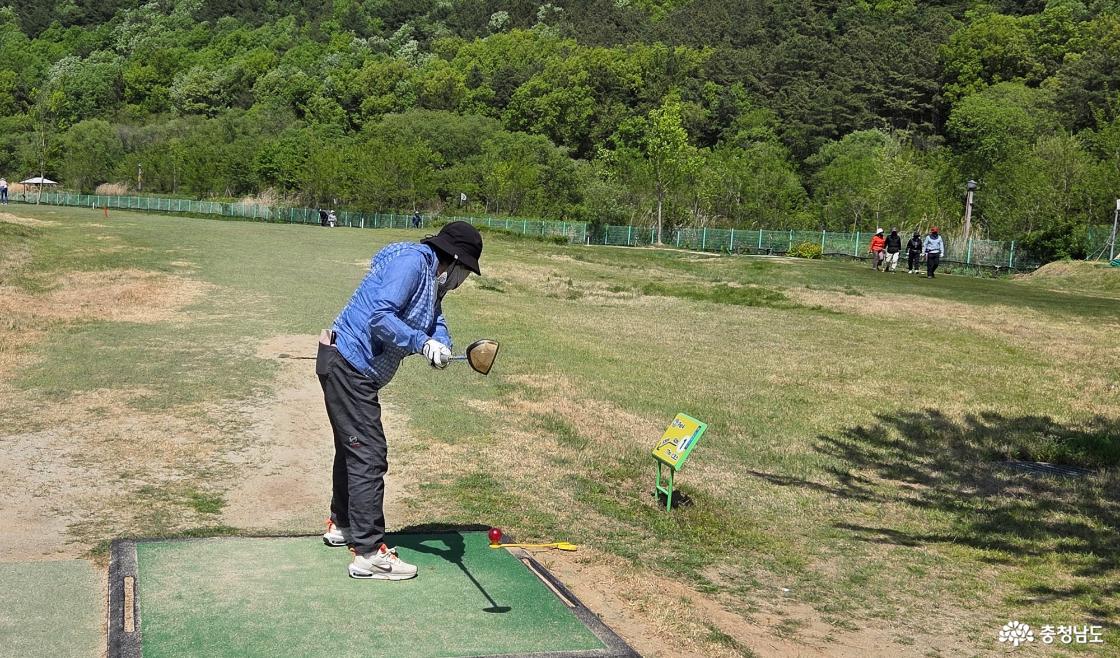 신중한 티샷하는 골퍼