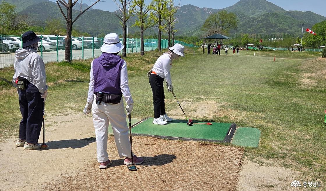 친구와 즐겁고 건강한 라운딩 즐기는 파크클럽 회원들 