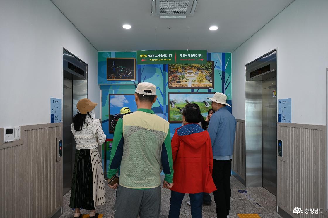 전망대로 올라가는 엘리베이터의 모습