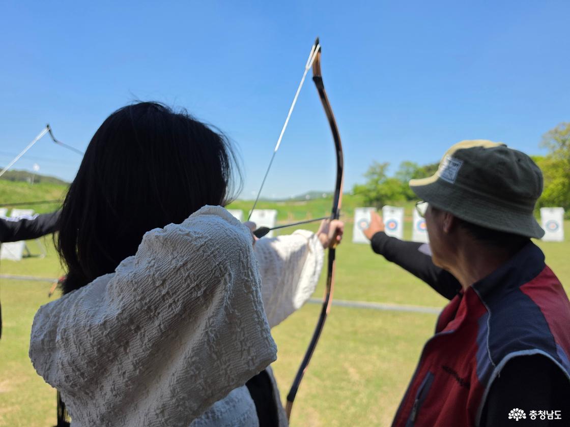 국궁장 체험하는 사람