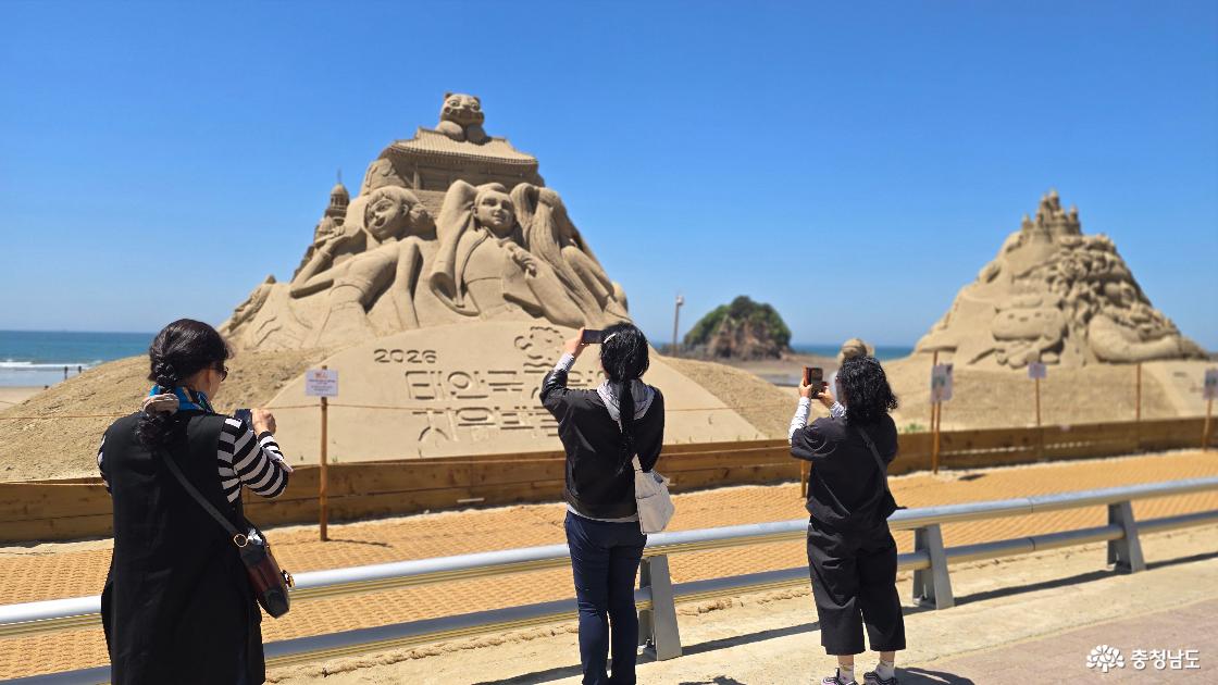 꽃지 해안의 모래 조각도 놓치지 말기를....