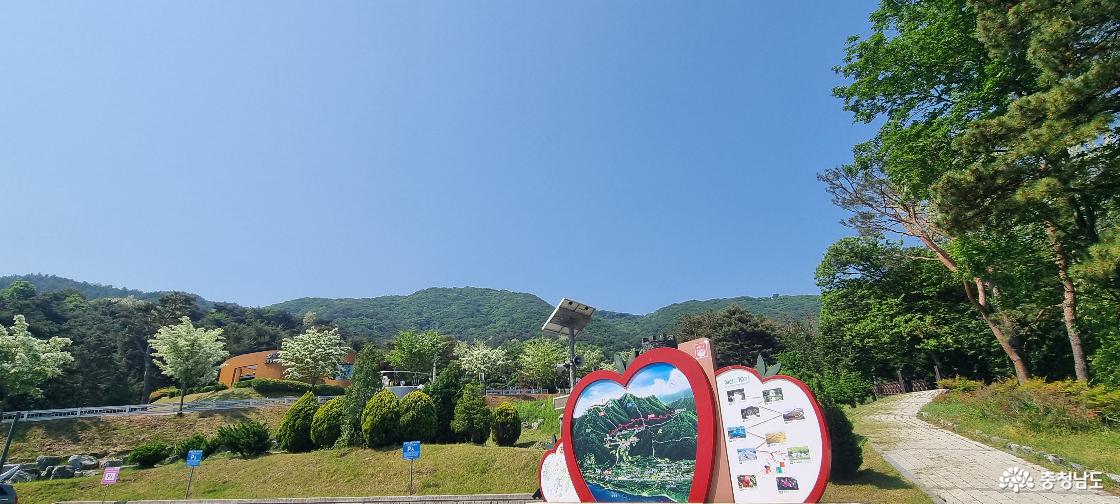 봉수산자연휴양림은 예당호 관광지와 인접해서 연계관광을 즐기기에 좋다.