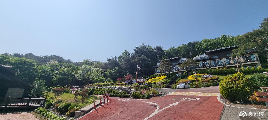 봉수산자연휴양림의 숙소는 숲속의집과 산림문화휴양관으로 구분된다.