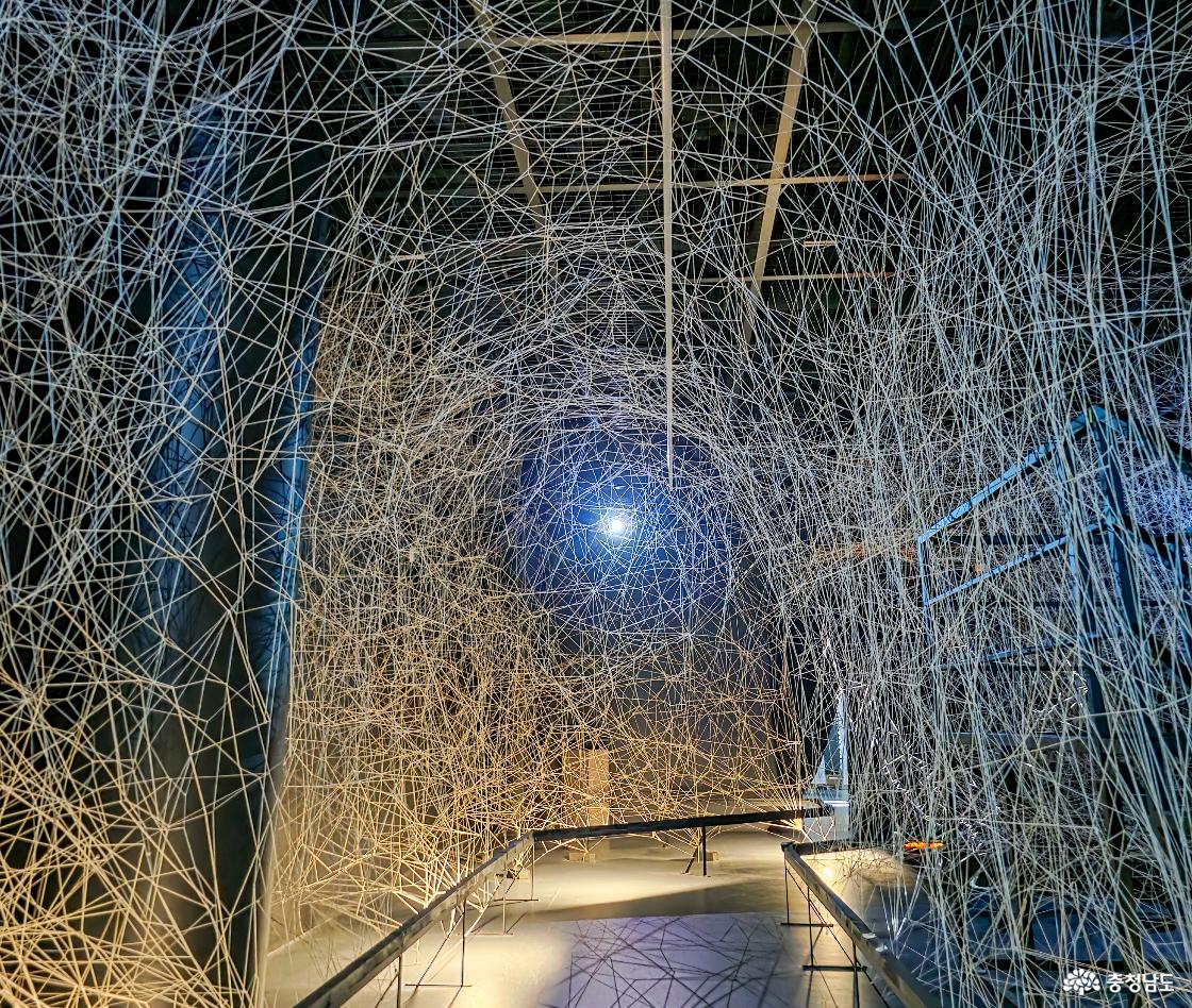 실과 줄로 백제의 시간을 표현한 작품