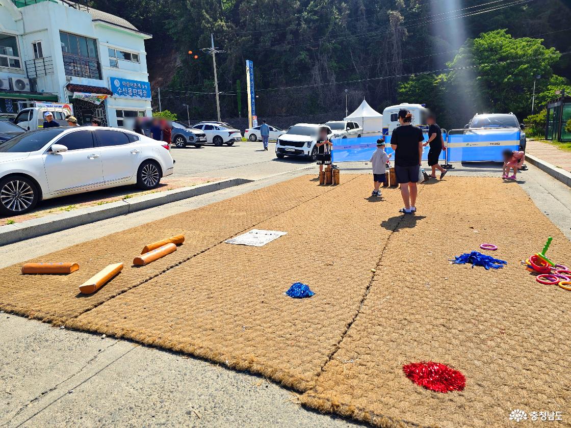축제장 한쪽에 마련된 전통 놀이 체험 공간에서 가족들이 함께 놀이를 즐기고 있는 모습.