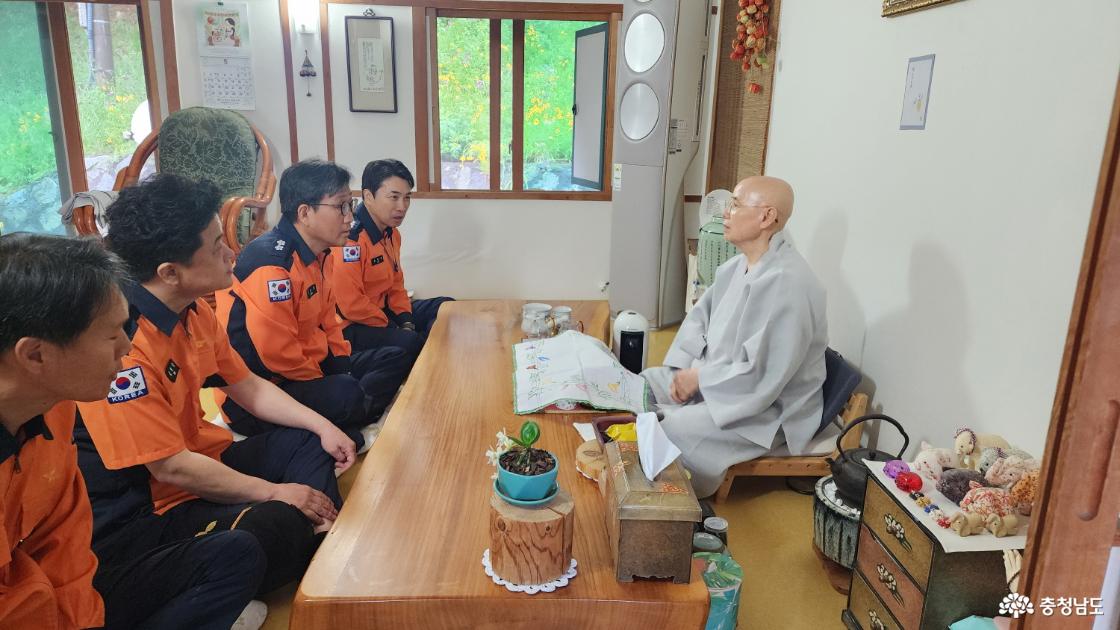 성호선 충남소방본부장(왼쪽 세번째)이 20일 보덕사에서 주지스님과 안전대책에 대해 논의하고 있다.