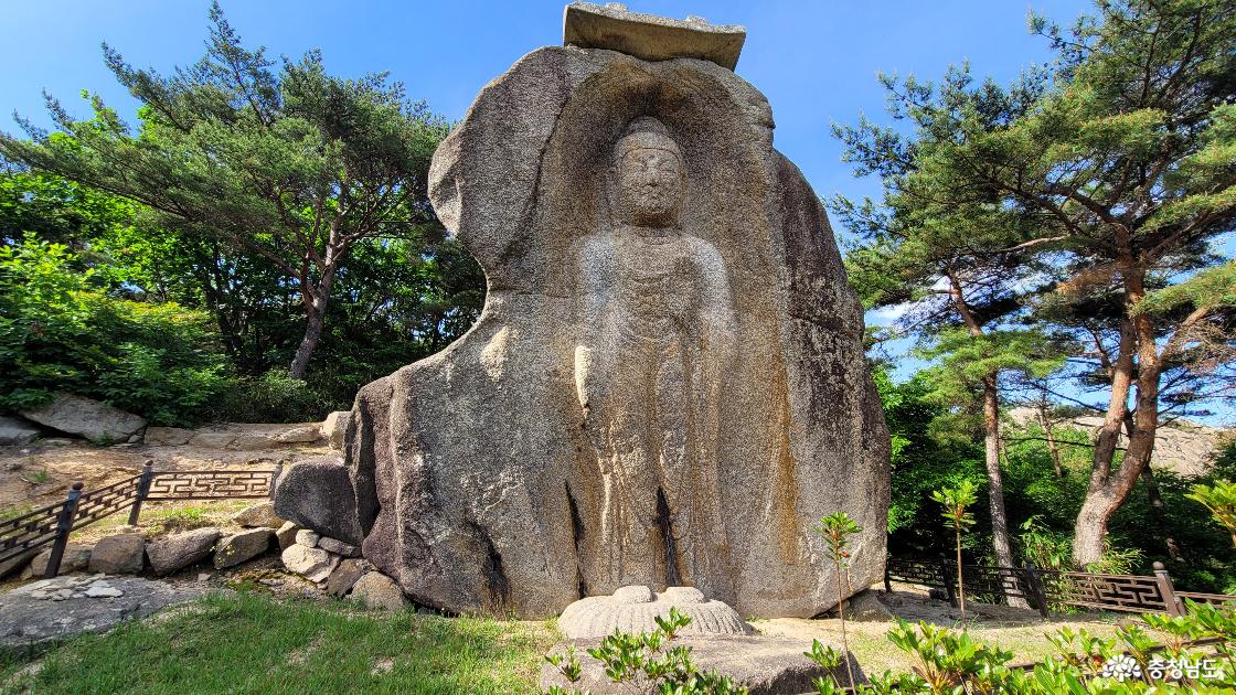 천년고찰 홍성 용봉사 신경리 마애여래입상 전경.