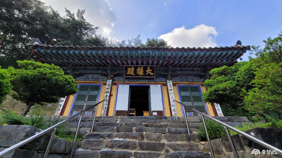 천년고찰 홍성 용봉사 대웅전.