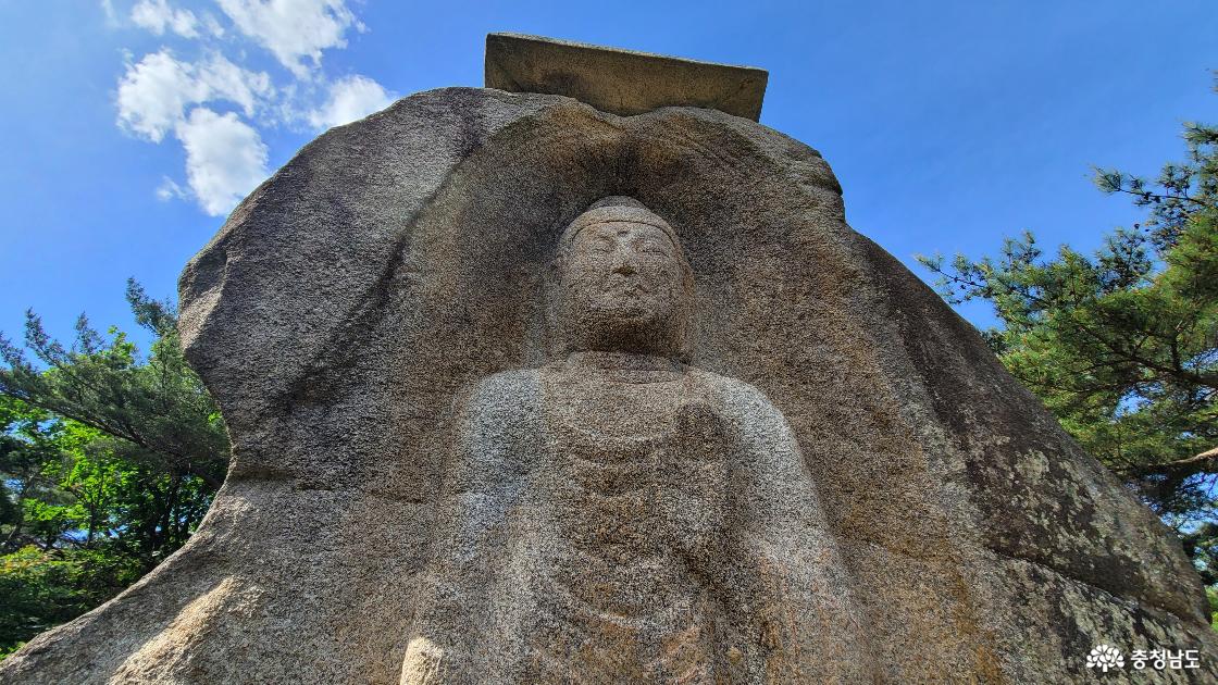 천년고찰 홍성 용봉사 신경리 마애여래입상 상반신,