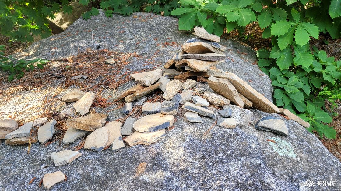 천년고찰 홍성 용봉사 신경리 마애여래입상 주변의 기와파편.