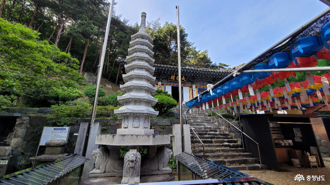 천년고찰 홍성 용봉사 대웅전 주변 전경.