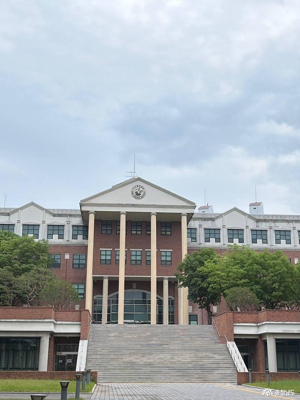 본관 ― 그리스 신전을 닮은 캠퍼스의 얼굴