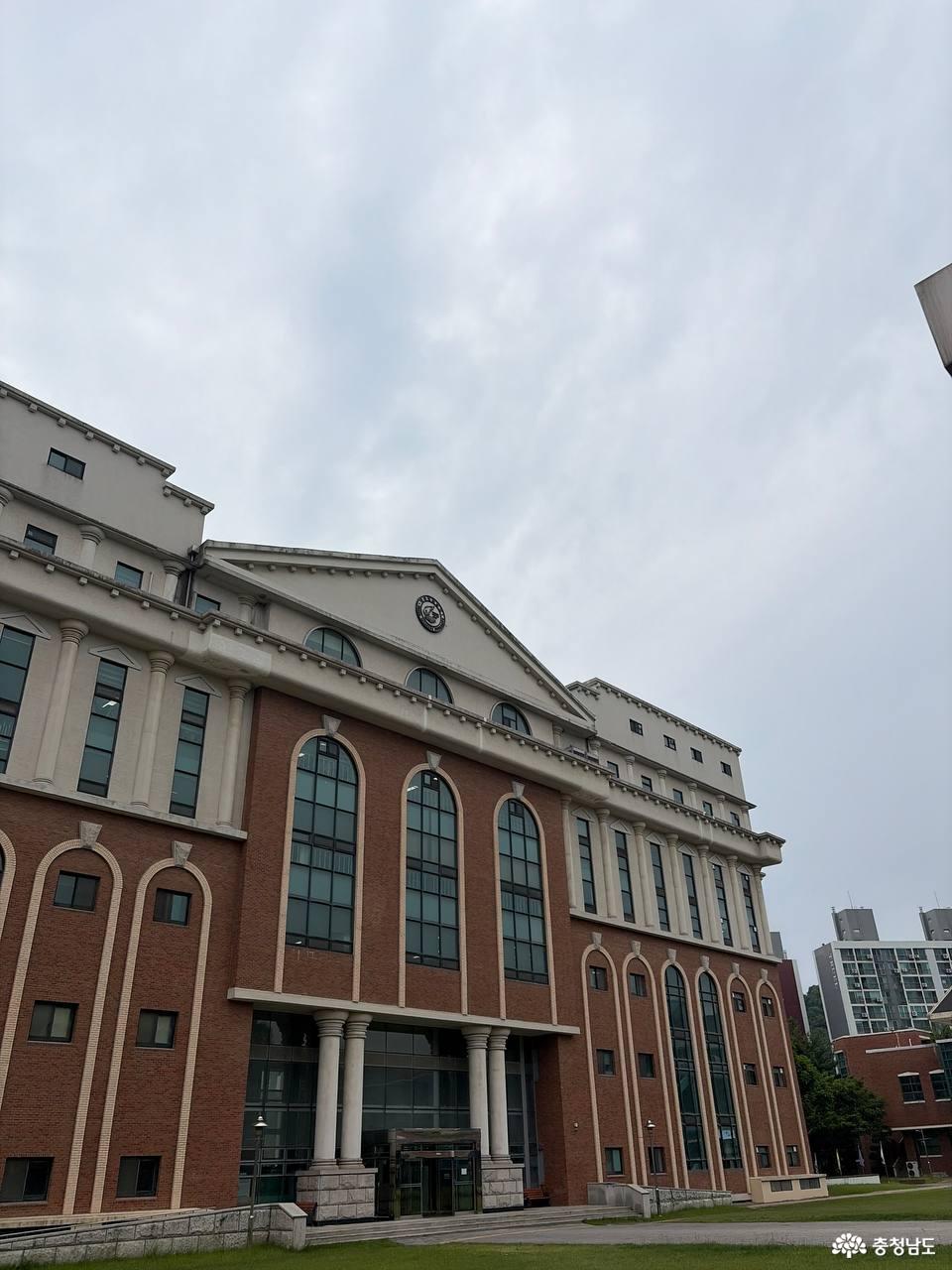 신학관과 본관 측면 ― 캠퍼스 어디서나 반복되는 양식