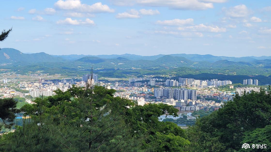 천년고찰 홍성 산혜암에서 바라본 홍성 시내.