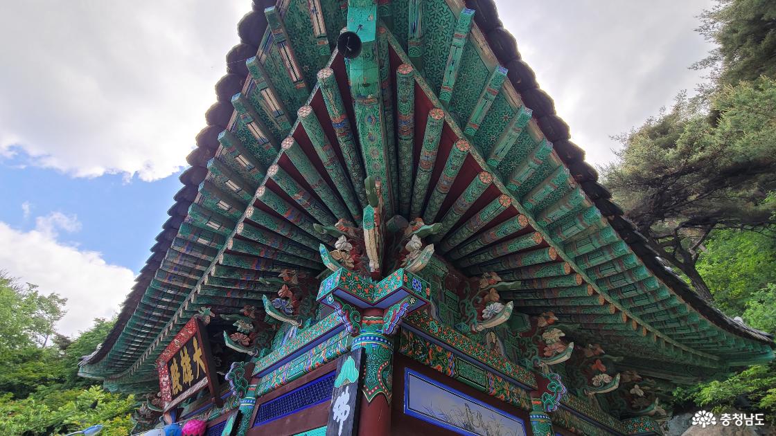 천년고찰 홍성 산혜암 대웅전의 처마선.