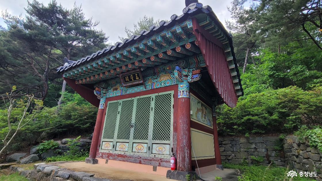 천년고찰 홍성 산혜암 삼성각.