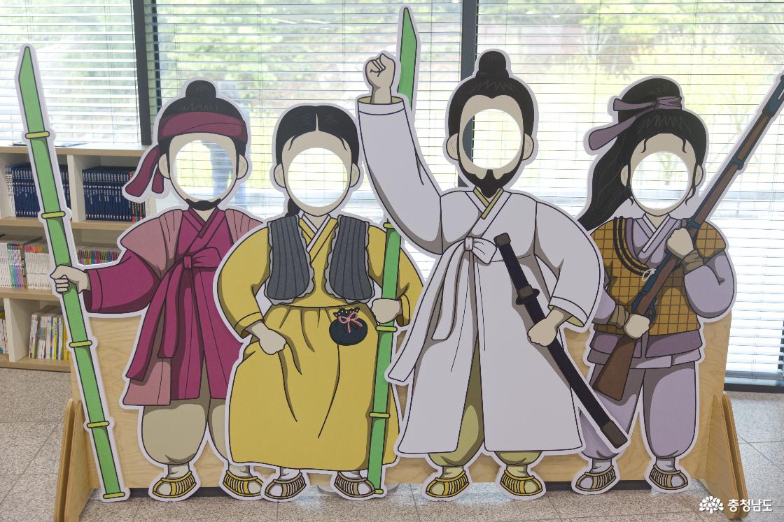 기념관 로비에 위치한 재미난 포토존