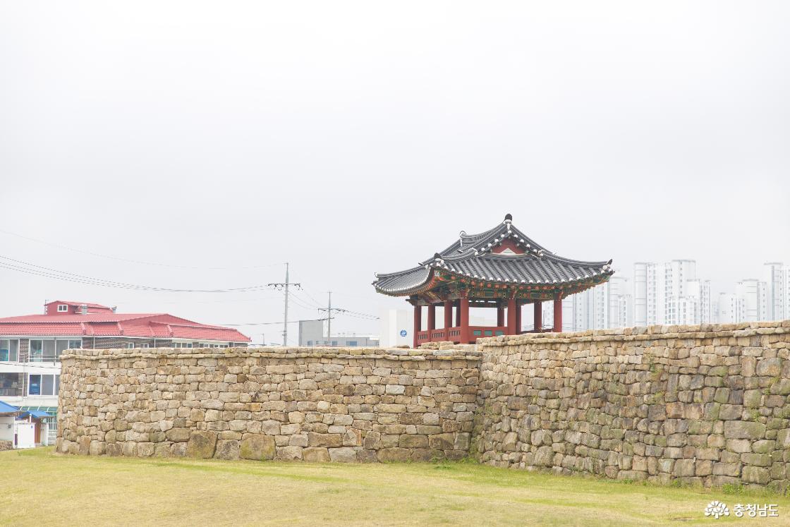 복원된 동문과 성벽일부
